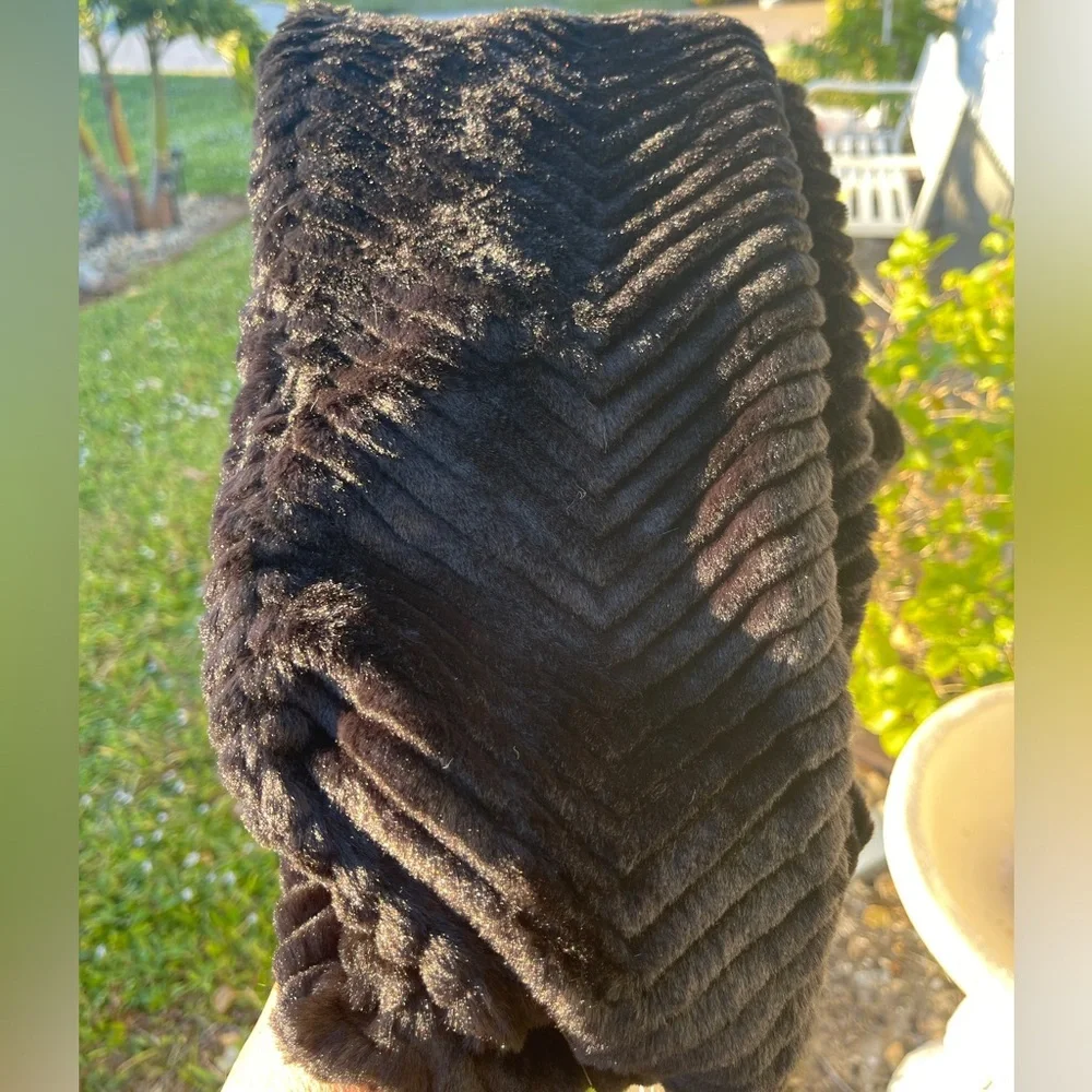 SPRIGS CHEVRON Faux Fur Pull Through Scarf & Glove Set